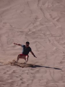 Coole Sandboarder treffen wir ebenfalls auf unserem Weg durch die Wüste.