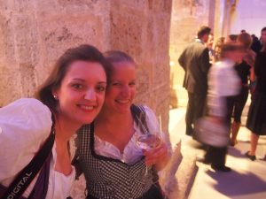 Für die feierliche Eröffnung des sechsten internationalen Wachau Gourmet Festivals haben wir uns fein herausgeputzt: Sogar meine Freundin Nathalie steckt mit uns im traditionellen österreichischen Dirndl - "We're loving it!"
