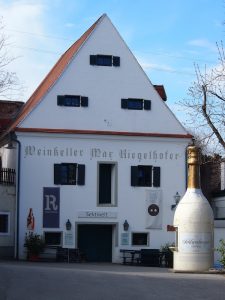 Vor der größten Sektkellerei des Ortes hat die Familie Riegelhofer gar eine überdimensionale Sektflasche platziert, die gleichzeitig als Bar fungiert. Cool!