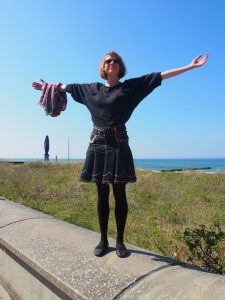 Initiatorin & Projektleiterin der Kreativsaison Mecklenburg, die fröhliche Katharina Trabert an der Strandpromenade von Kühlungsborn!