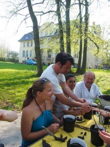 Beim Kreativ-Workshop schaffen wir aus Zweigen und flüssigem Wachs einmalige Skulpturen im Künstlergarten des Herrenhaus von Büttelkow.