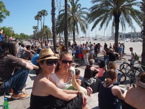Wenig später chillen Caroline und ich an der Hafenpromenade des Stadtviertels Barceloneta.
