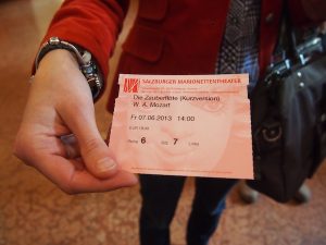 Angekommen in Salzburg erleben wir einen Besuch der Zauberflöte, wie wir ihn noch nie zuvor erlebt haben: Im Marionettentheater der Stadt!