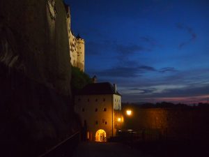 Die Festung Hohensalzburg bei Nacht: Während der Sommermonate starten die Führungen nach 20.00 Uhr und dauern rund eineinhalb Stunden, exklusives Flair sowie besondere Ein- und Ausblicke in die historische Festungsanlage inklusive.