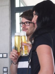 Johannes von JustTravelous und Susi Maier vom Reiseblog "BlackDotsWhiteSpots" genießen ein ausgezeichnetes Trumer Pils an der Zapfwand der modernen Brauerei.