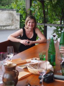 In netter, familiärer Atmosphäre werden hier direkt auf der privaten Terrasse Weinverkostungen & Besichtigungen des Weinguts organisiert.