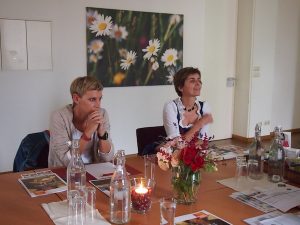 Frau Stocker (ganz rechts) erzählt im Rahmen des "Storytelling"-Workshops bereitwillig aus dem Nähkästchen.