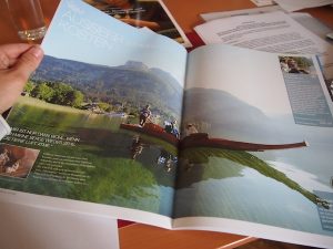 Geschichten erzählen in Wort & Bild: Eine atemberaubende Aufnahme des "Plättendinners" am typischen Ausseer Holzboot am Toplitzsee.