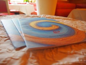 Das Haus-Magazin des Impuls Hotel Tirol entschleunigt durch kreative Farb-, Bild- & Wortgestaltung. Während des Workshops analysieren wir gemeinsam die Botschaften des Betriebes an seine Gäste.
