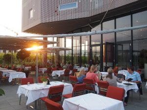 Romantische Stimmung von Anfang an: Abendessen auf der sonnenverwöhnten Terrasse des Vineyard Restaurant im Wine & Spa Resort LOISIUM Hotel Langenlois.