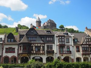 Entlang des Rhein entdecken wir alle paar Kilometer (Zoll)Burgen und wunderschöne Stadtfassaden wie diese hier in Bacharach.