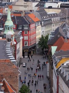 Wir genießen den Blick vom historischen Turm im Zentrum der Altstadt Kopenhagens.
