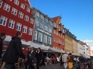 Kopenhagen, die Hauptstadt Dänemarks, lockt mit zahlreichen Spaziergängen & Besonderheiten wie dem Hafenviertel Nyhavn hier.
