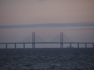 Die Hafenbrücke, welche Dänemark mit Schweden verbindet, von Malmö aus gesehen.
