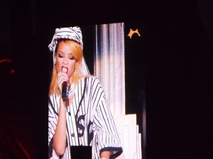 Krasses Alternativprogramm: Über eine Stunde rockt US-Ikone Rihanna die Main Orange Stage und bringt die Crowd zum Höhepunkt des Abends.