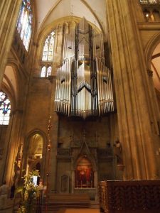 Die Domkirche von Regensburg begeistert durch das einzigartige, vier Tonnen schwere & freischwebende Orgel. Wahnsinn!