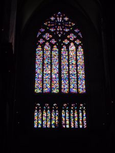 Auch moderne Glasfenster, wie dieses erst vor kurzem in einer Kunstaktion eingesetzte, finden sich hier in Anlehnung an die Geschichte der Hinterglasmalerei im Dom.