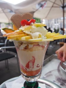 Wow-Effekte wie Innen- und Außenansichten des Weltkulturerbe Kölner Dom "kühlt" man am besten mit einem großen Eisbecher gleich nebenan mit Blick auf den Dom ab ;)