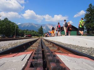 Unterwegs auf den Schneeberg: Während der Zeit von April bis Oktober verkehrt die Schneebergbahn täglich mehrmals auf den höchsten Berg Niederösterreichs; eine Berg- und Talfahrt kostet zusammen € 35,- pro Person (Erwachsener).