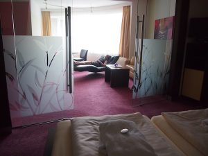 Im Hotel Schneeberghof entspannen wir in den großzügigen Genießerzimmer-Suiten mit viel Platz zum Seele-Baumeln-Lassen ...