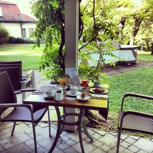 ... das Frühstück gibt's hier direkt im Hotelgarten mit Blick auf den Schneeberg!