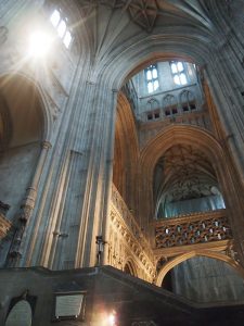 Schönes Lichtspiel im Inneren der Kathedrale von Canterbury.