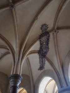 Diese Skulptur, welche zur Gänze aus Nägeln besteht, wurde von dem figuralen Künstler Gormly installiert um dem Märtyrertod des Erzbischofs von Canterbury Thomas Becket zu gedenken.