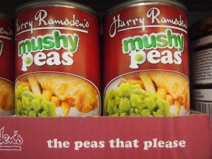 "Mushy Peas" ... also bitte. Zergatschte Erbsen in der Konservendose als britische Spezialität ?! Ihr wolltet es ja so, dass wir Eure Küche schimpfen ... ;)