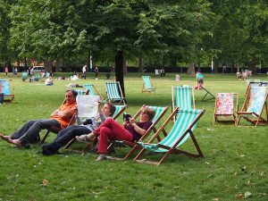Oder hier mal abhängen: "Strandstimmung" im Londoner St. James Park nahe des Buckingham Palace.