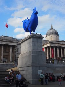 Und wieso die Londoner sich hier wohl "einen Hahn haben aufbinden lassen", weiß auch ich Euch nicht zu sagen ... Blick auf den Trafalgar Square im Herzen der Weltmetropole London.