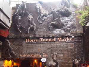 Im Londoner Bezirk Camden Town springen Pferde von der Decke ... Besuch der berühmten Horse Tunnel Markets, welche bereits seit den 1850er Jahren bestehen.
