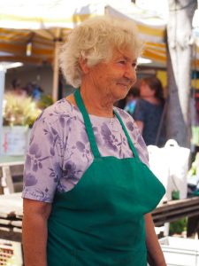Diese überaus liebenswerte Dame steht schon sehr viele Jahre am Markt und weiß die eine oder andere Geschichte, natürlich in herzlichem Steirisch, zu erzählen!