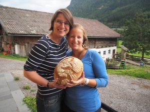 Glückliche Mädchen: Gudrun und ich beim Brotbacken ... naja, im Grunde haben wir mehr posiert & fotografiert, aber der Wille zählt nicht wahr? ;)