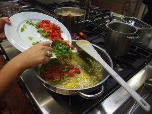 Erster Lerneffekt: Seitdem ich in Spanien gelebt habe, habe ich meine Paella immer mit Zwiebel zubereitet. Hier lerne ich, dass eine „echte Paella“ nur mit Knoblauch & Gemüse beginnt.