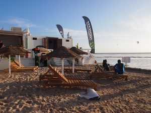 Chillout-Atmosphäre am Strand von Tarifa: Der Besuch der sogenannten „Chiringuitos“ – Strandhütten direkt am Wattmeer lohnt sich ...