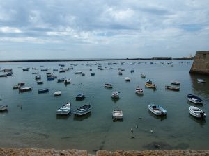 Am Strand von La Caleta, dem berühmten "Hausstrand" der Einwohner von Cadiz, tummeln sich diese zahlreichen Fischerboote.