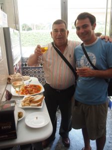 Mahlzeit: Buen provecho y Salud! Auf Tapas-Tour in der Altstadt von Cadiz, die beste Uhrzeit dafür ist zwischen 14.00 und 16.00 Uhr rund um Mittagessenszeit & vor der anschließenden Siesta. ;)
