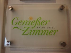 In Niederösterreich auf diese Tafel achten: Wegweiser zu besonders schönen Unterkünften bieten die Genießerzimmer Niederösterreich.