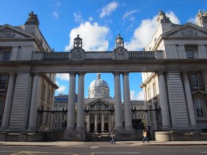 Unweit des Trinity College entdecken wir bei der Fahrt mit dem Stadtbus den Blick auf dieses wunderschöne Gebäude Dublins: Die National Gallery.