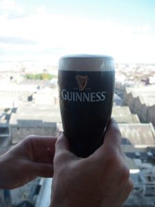 Am Ende des Besucher-Rundganges gibt es gar ein Pint Guinness ( = 0,66 Liter!) in der 360° Bar mit Blick auf die gesamte Stadt Dublin sowie weit darüber hinaus.