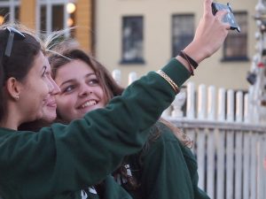 In Partylaune sind auch schon die ganz jungen Iren: Teenage Girls in Schuluniform genießen den Abendspaziergang über eine der vielen Brücken nahe Temple Bar, im Herzen von Dublin.
