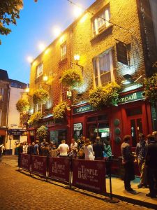 Temple Bar @night: In diesem Lokal wird bis in die frühen Morgenstunden getanzt, gefeiert und natürlich - Guinness getrunken. :D
