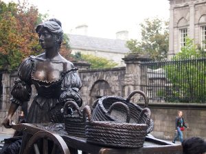 Kennt Ihr diese "junge Dame"? Molly Malone ist Teil der irischen Nationalkultur und ein beliebtes Fotomotiv inmitten der Innenstadt Dublins ...