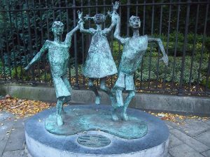 ... Irgendwie sind sie immer in Feierlaune, die Iren. Hier eine lustige Statue verschiedener "Leprechauns", irischer Trolle & Märchenwesen denen in Dublin selbst ein Nationalmuseum gewidmet ist!