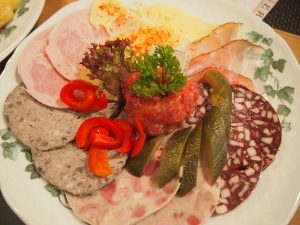 Mahlzeit: Die typischen Speisen erinnern an die österreichische Heurigenkultur - vielleicht ein weiteres, gutes Zeichen warum ich mich hier so wohl fühle!