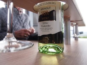 Vollmundig, diese Weine hier in Baden-Württemberg: Start der Weinprobe mit einem Muskateller-Wein aus der Region im Rahmen der Fahrenden Weinprobe durch die Weingärten. Super!