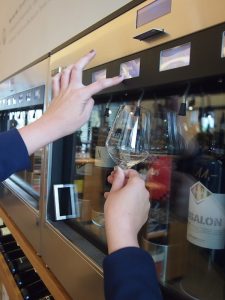Schenk' ein: Ursula bedient sich an der modernsten Wein-Verkostungsanlage im Burgenland in exakt der Menge, die sie für die Verkostung des Rotweines wünscht.