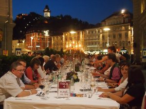 Highlight der diesjährigen Genuss-Veranstaltungen mit Reisebloggern: Unsere Einladung an die "Lange Tafel der Genusshauptstadt Graz" im August 2013, an der wir gemeinsam mit über 700 geladenen, internationalen Gästen Platz nehmen durften … Wow!