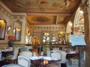 Hättet Ihr so ein schönes Café inmitten der andalusischen Metropole Cádiz vermutet? Gesucht, gefunden: Das Café Royalty in der Altstadt von Cádiz.