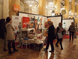 Gemütliche und zugleich feudale Stimmung herrschst am Gemeinschaftsstand von Kreativ Reisen Österreich im Zeremoniensaal der Wiener Hofburg.